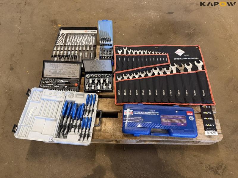Socket wrench set and combination wrench set 2