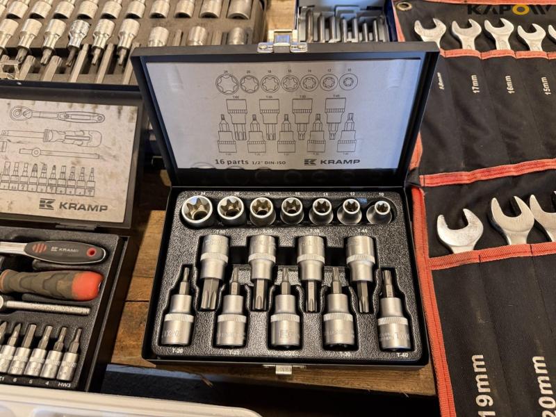 Socket wrench set and combination wrench set 11