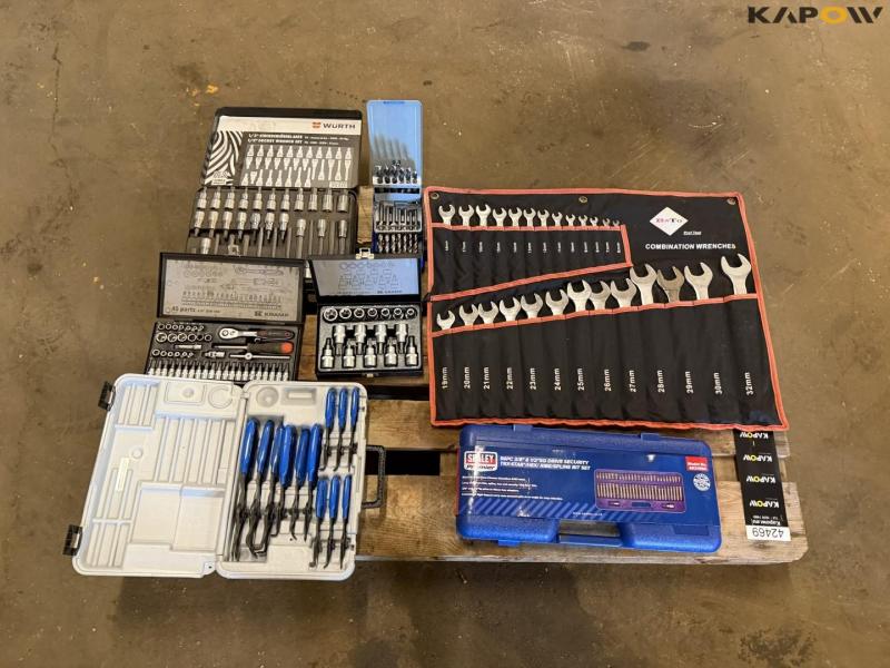 Socket wrench set and combination wrench set 22