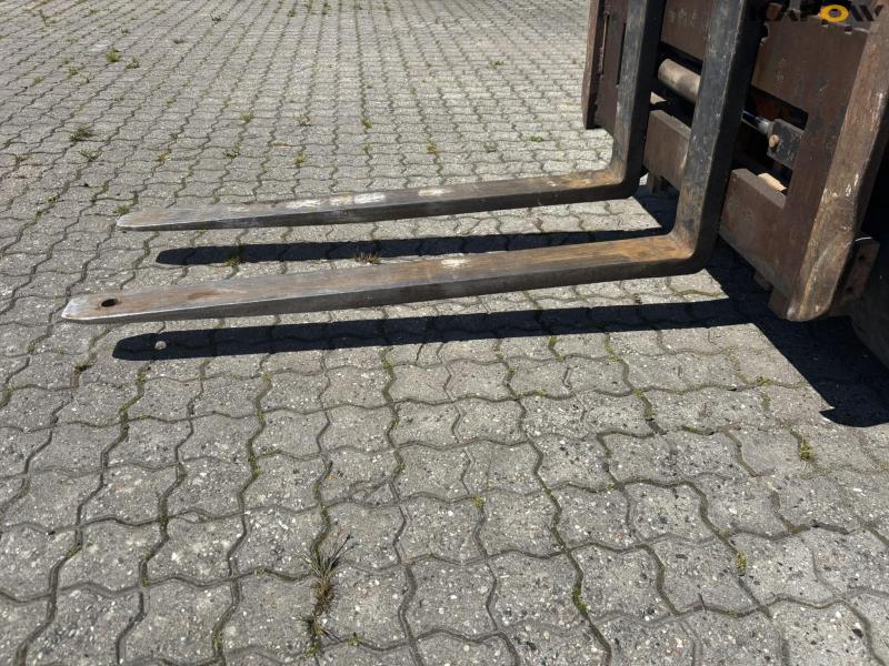 Toyota 02-5 FD25 forklift 9