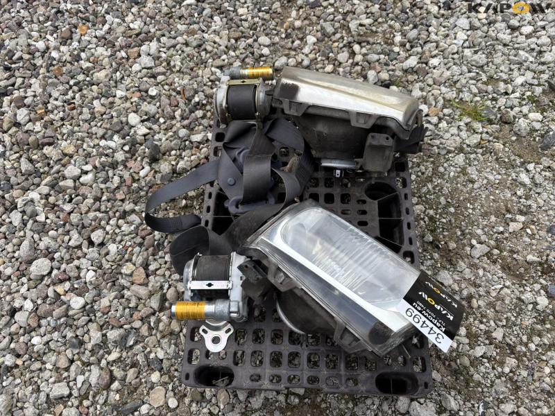 Toyota Hilux lights and seat belts 2