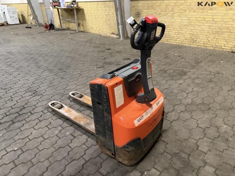 Toyota LWE 160 electric stacker 7