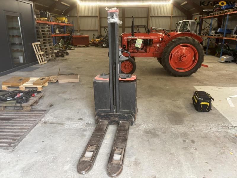 Toyota SWE080L electric stacker 2