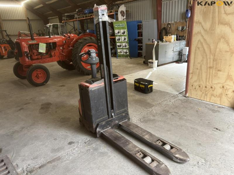 Toyota SWE080L electric stacker 3