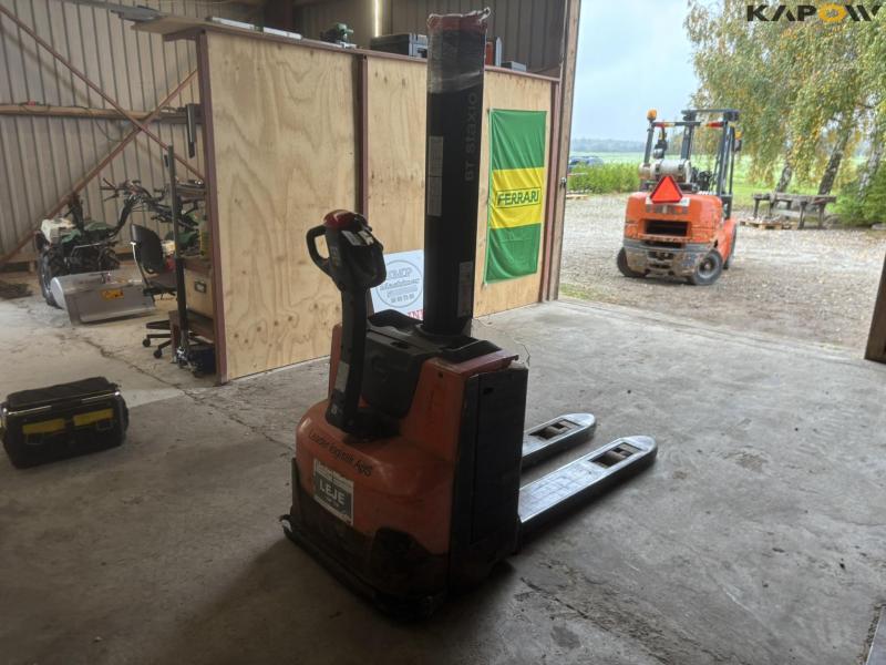Toyota SWE080L electric stacker 5