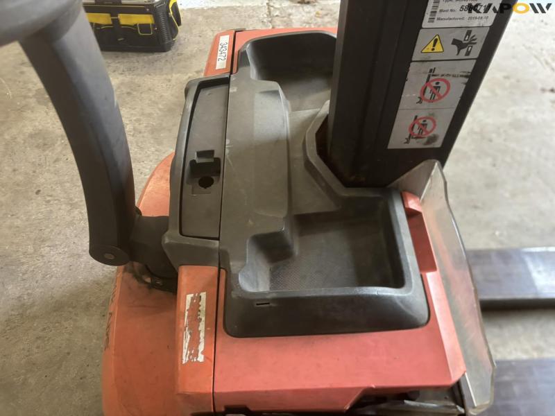 Toyota SWE080L electric stacker 14