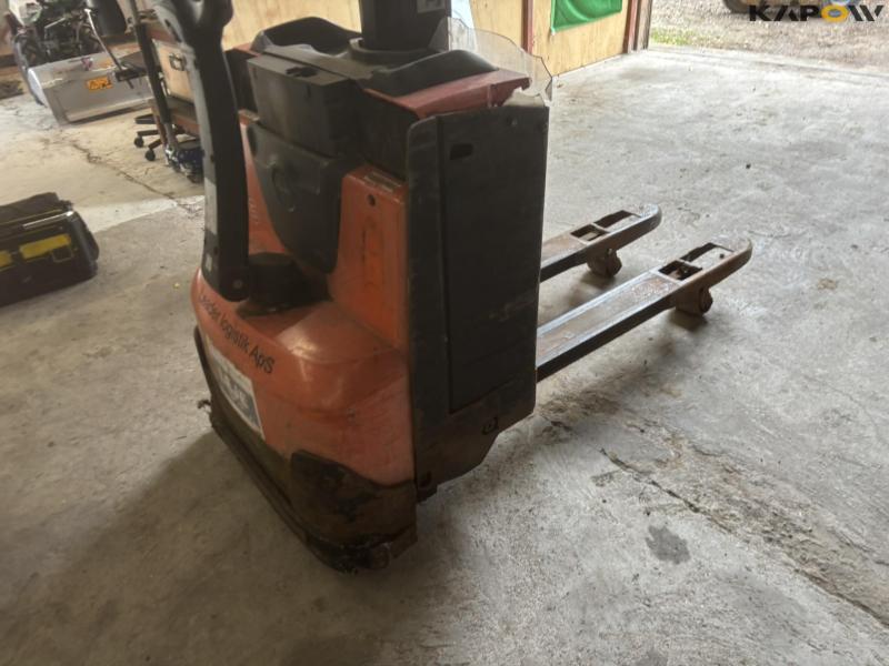 Toyota SWE080L electric stacker 29