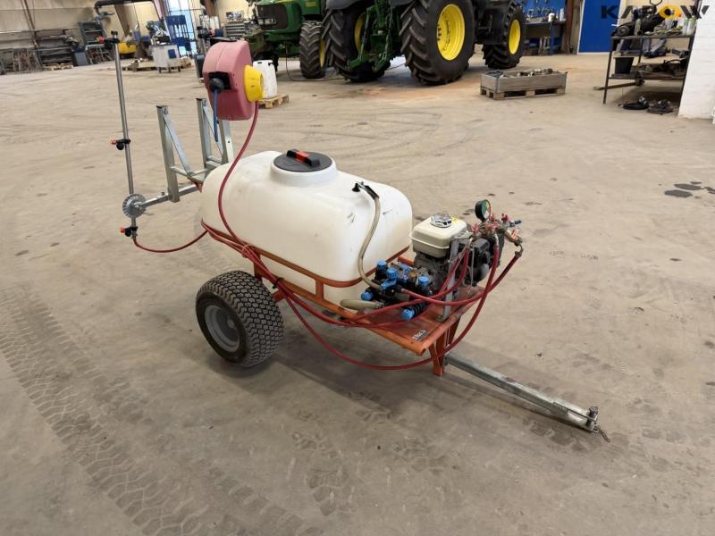 Trailer sprayer with petrol engine 3