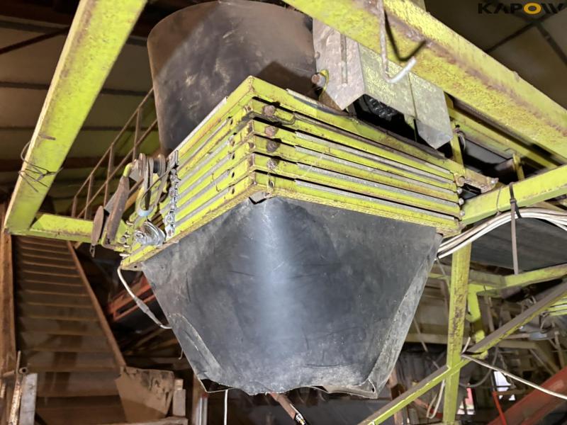 Conveyor belts and distributors 9