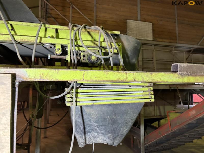 Conveyor belts and distributors 12