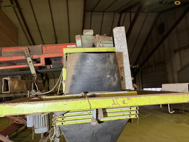 Conveyor belts and distributors 18