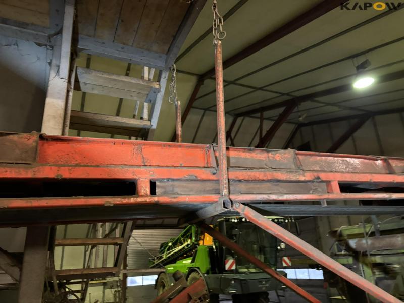 Conveyor belts and distributors 27