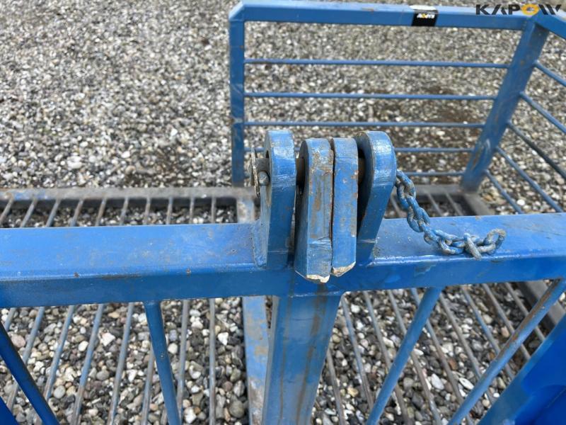 Transport box for skid steer loader with Terex hitch 11