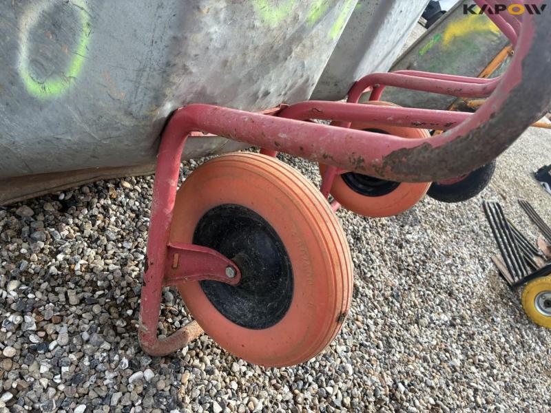 Wheelbarrows and sack trucks 35