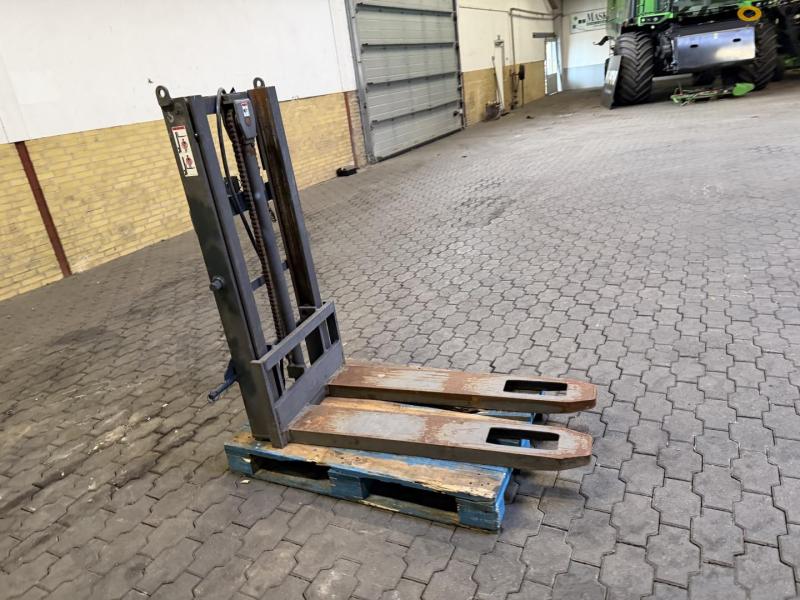 Truck tower for three-point hitch 4