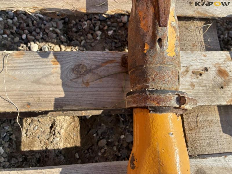 Pneumatic hammer with chisels 10