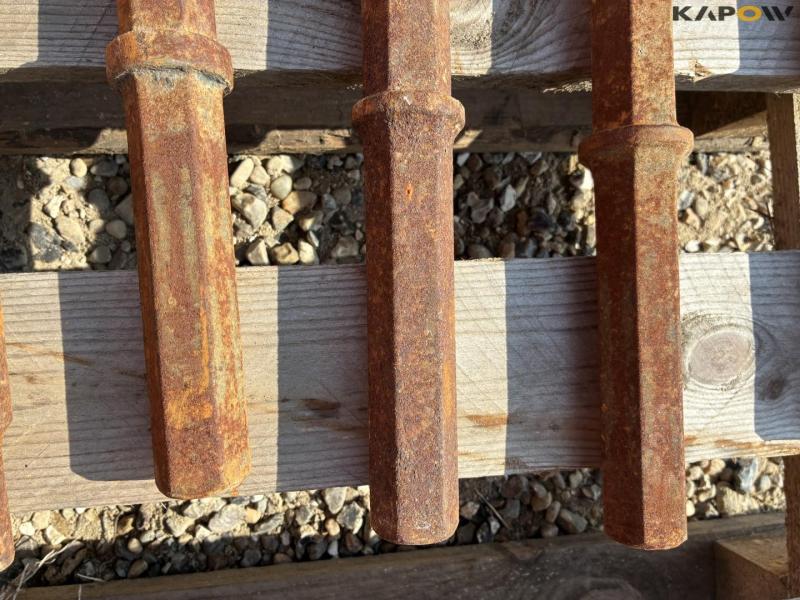 Pneumatic hammer with chisels 13