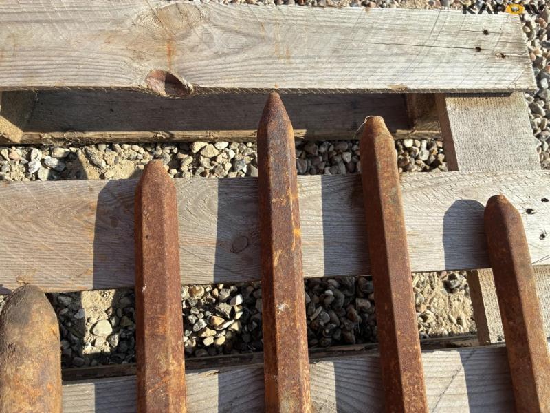 Pneumatic hammer with chisels 14