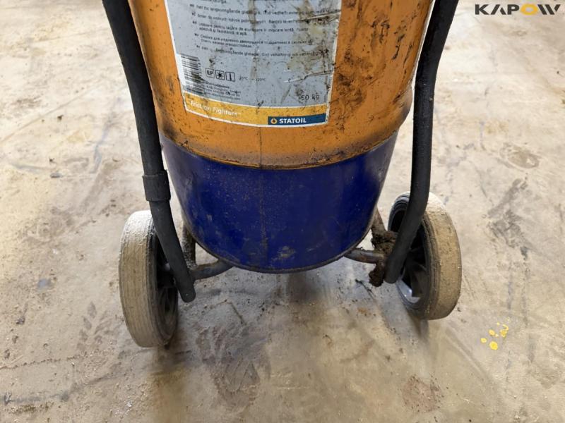 Air pressure lubricator 15