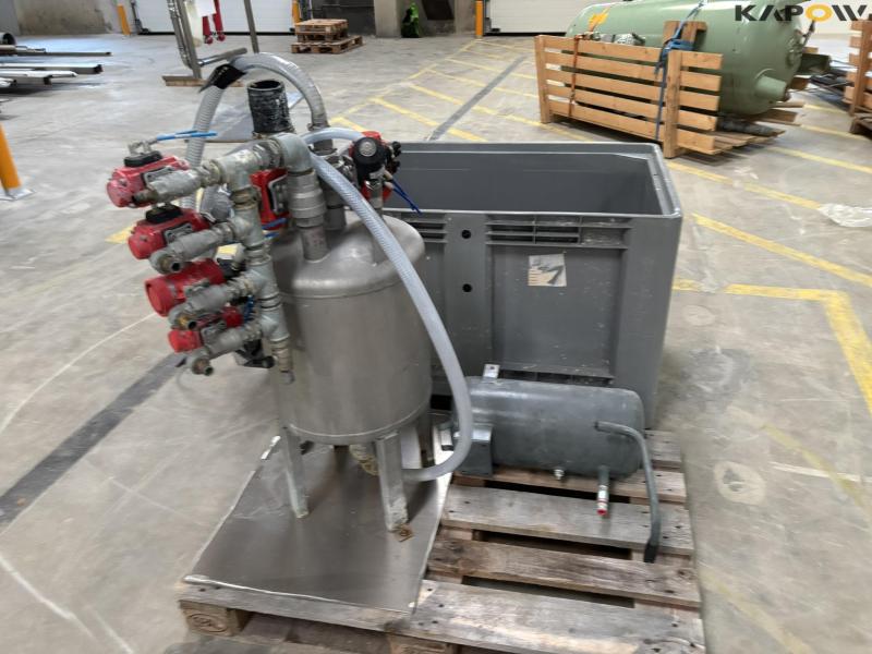 Pressure tank and tank with pump 5