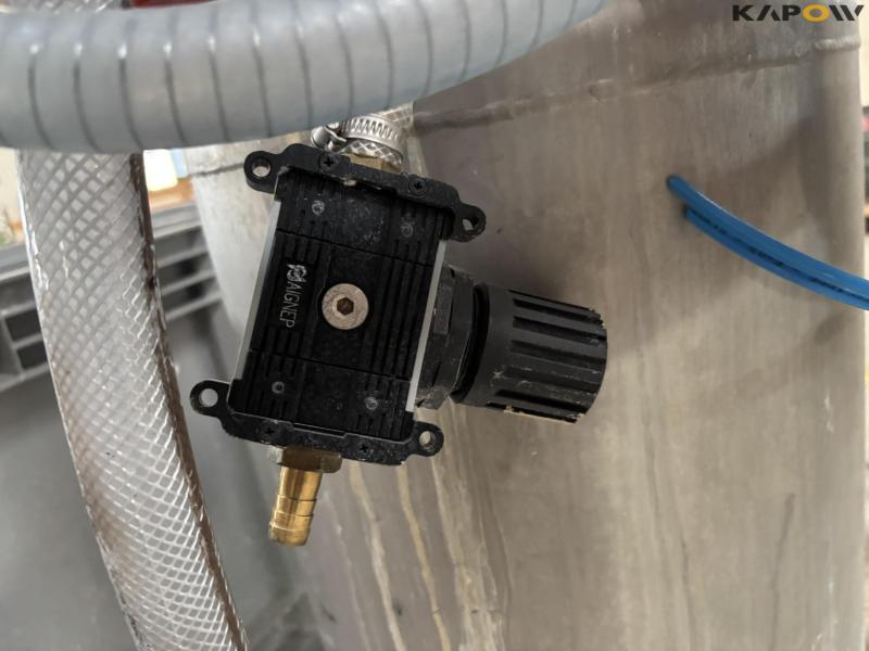 Pressure tank and tank with pump 10