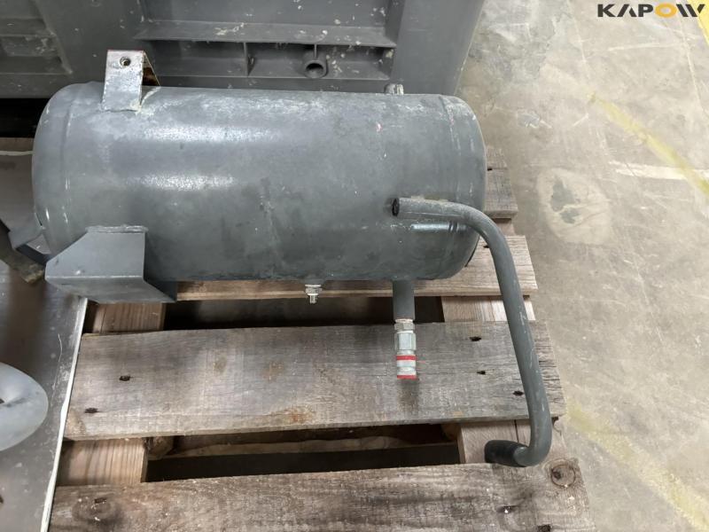 Pressure tank and tank with pump 14