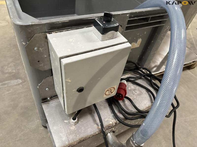 Pressure tank and tank with pump 20