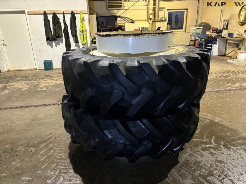 Twin wheels 20.8-R42 4