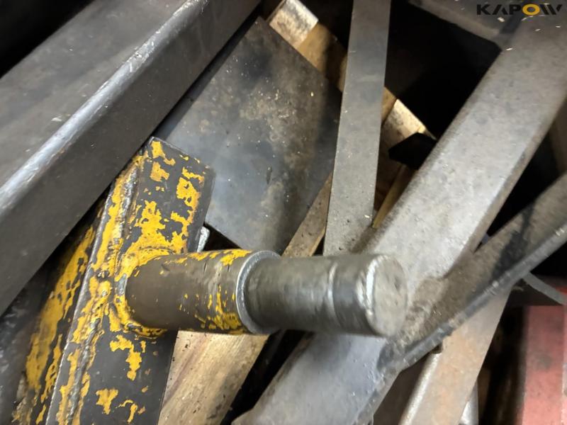Lifting/support equipment 16