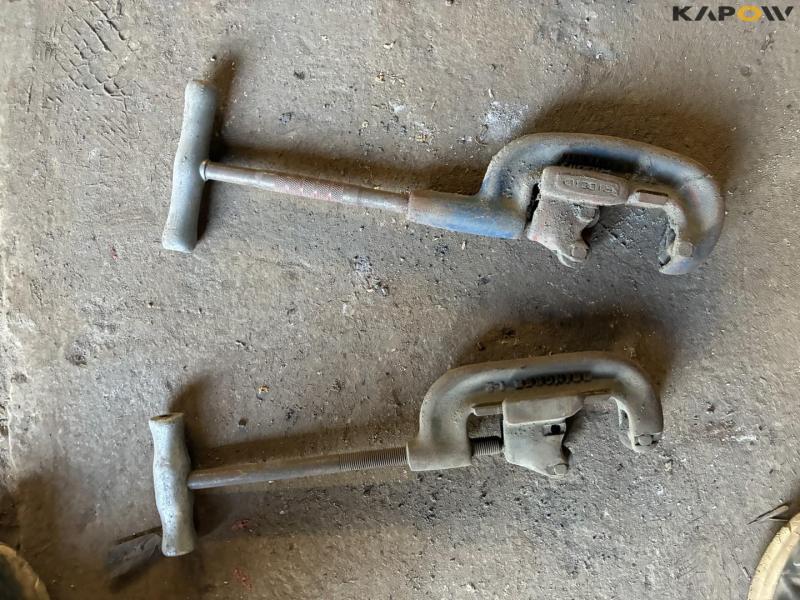 Pipe and thread cutting equipment 10