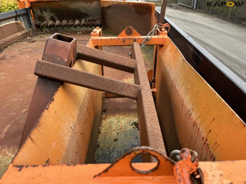 Umega UHF10 tipper truck with sand spreader 36
