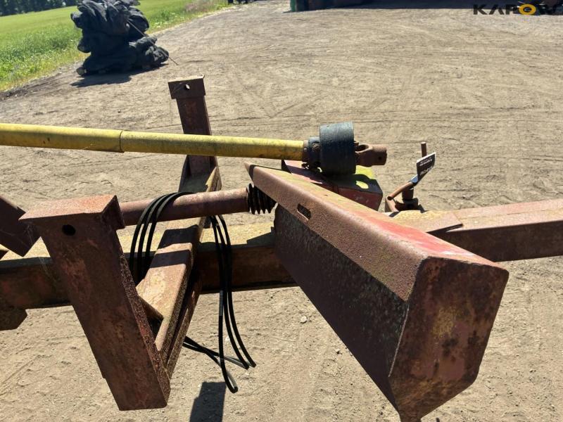 Undercarriage from lime spreader 27