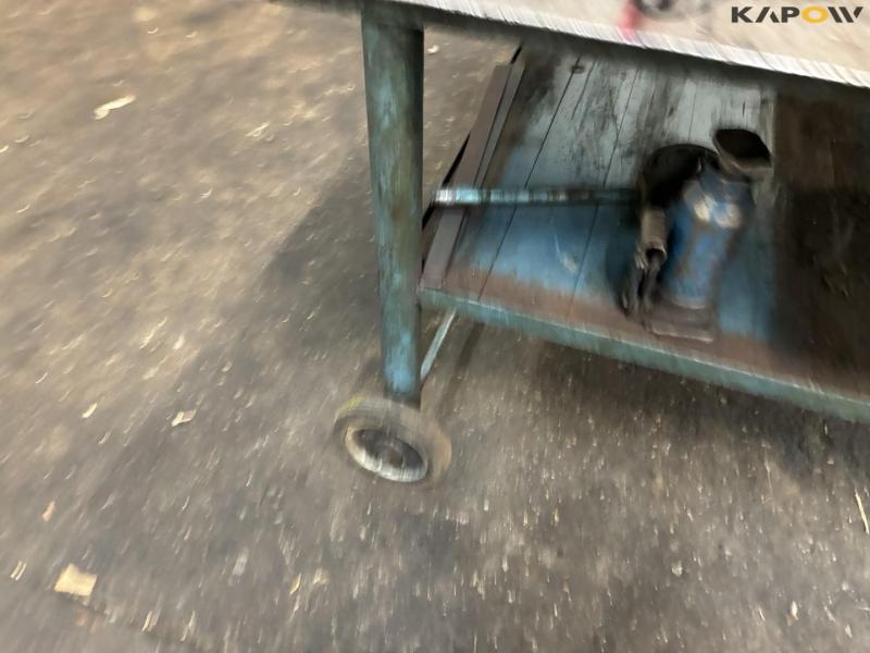 Iron workshop table with tools 18