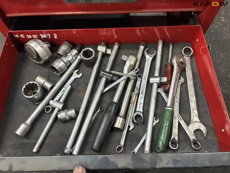 Workshop table with contents 21