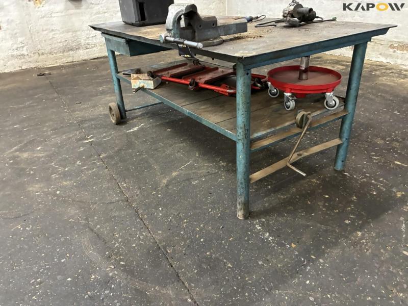 Workshop table with contents 15