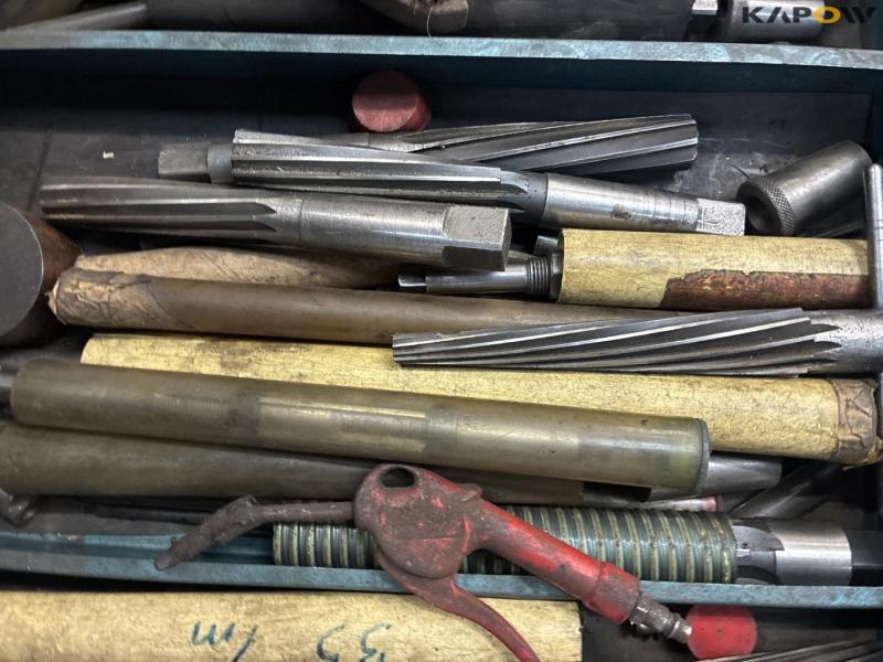 Workshop table with contents 23