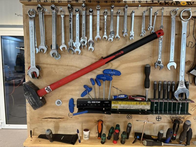 Workshop table with tools 20