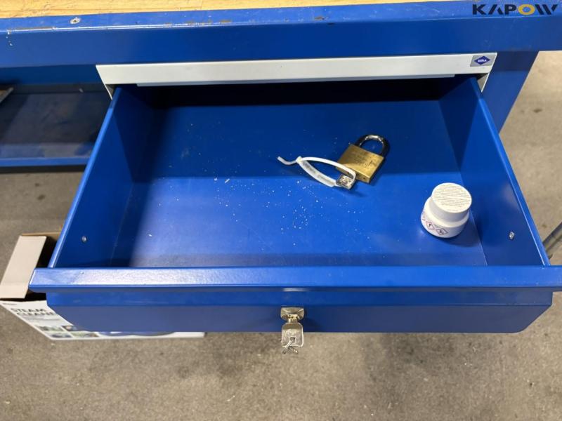 Workshop table with tools 21