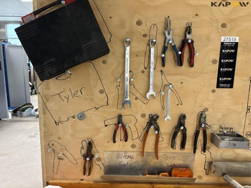 Workshop table with tools 19