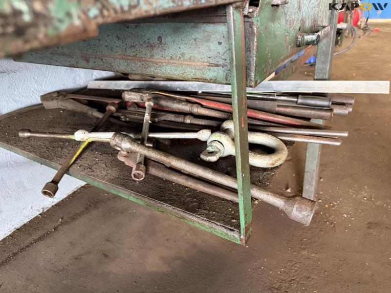 Workshop words, bolt rack and tools 40