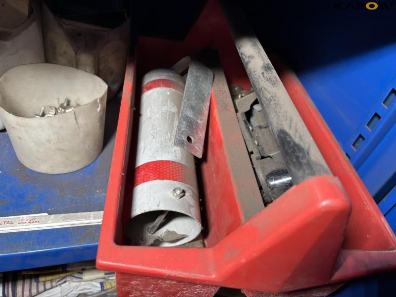 Workshop cabinet with contents 18