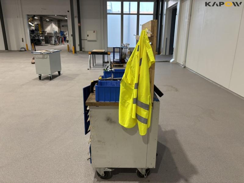 Tool trolley with contents 8