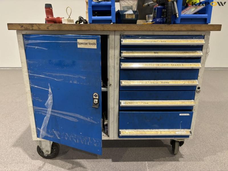 Tool trolley with contents 9