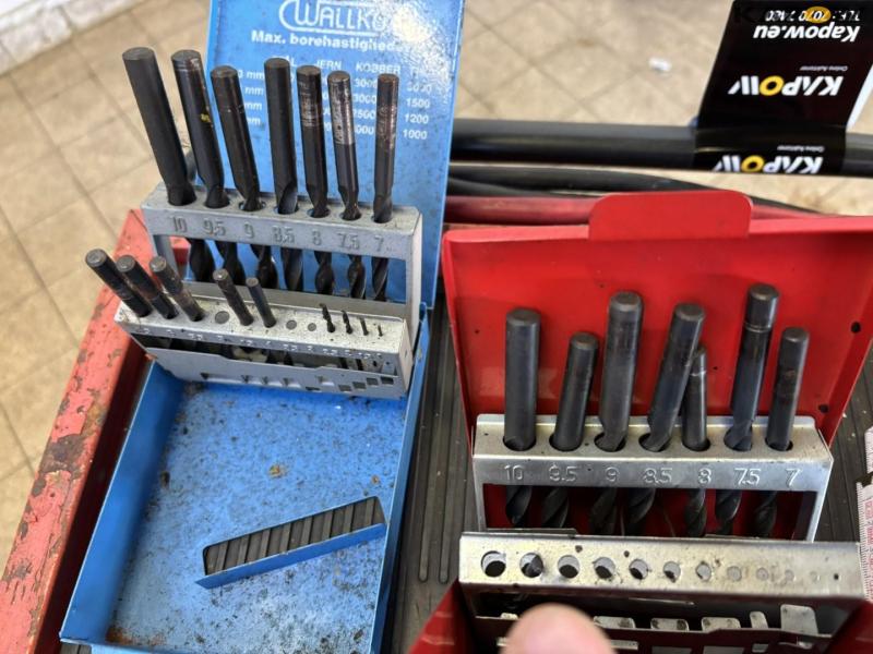 Tool trolley with contents 16