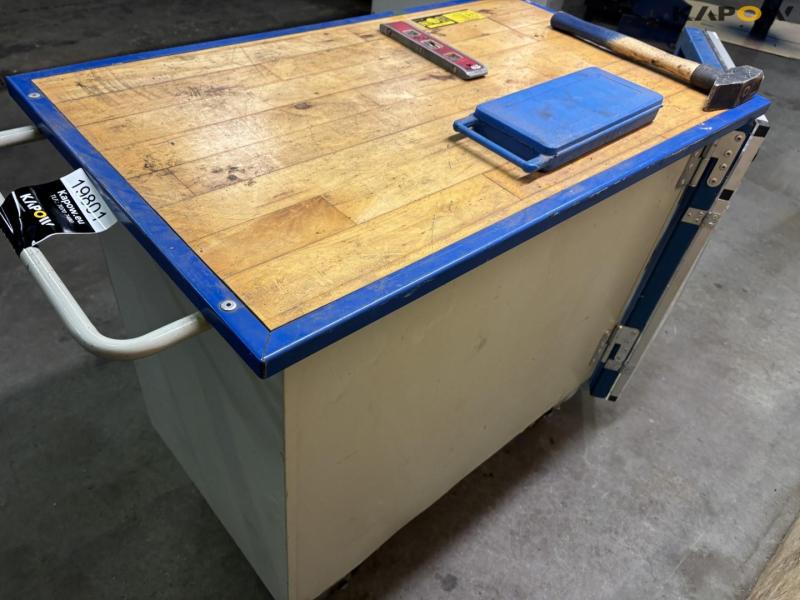 Tool trolley with light test station 9
