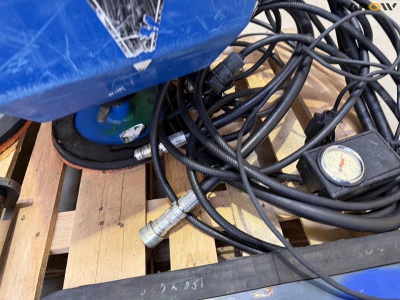 Vacuum tile lifter with S40 & Hydrema hitch 11