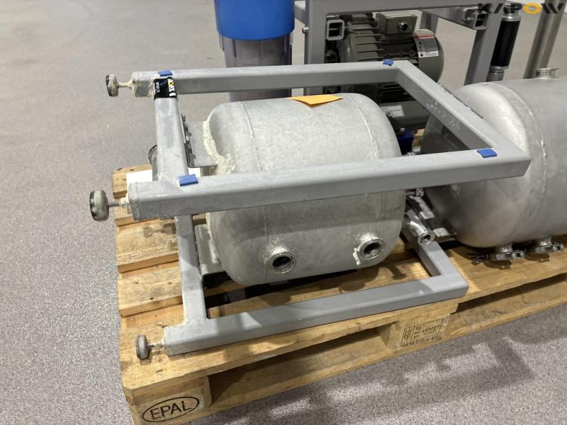 Vacuum pump with tank and filter 9