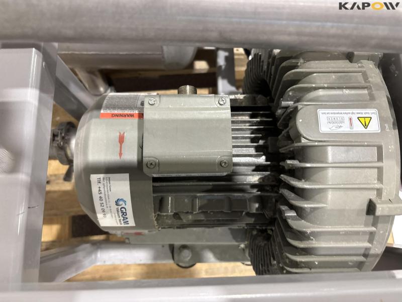 Vacuum pump with tank and filter 18