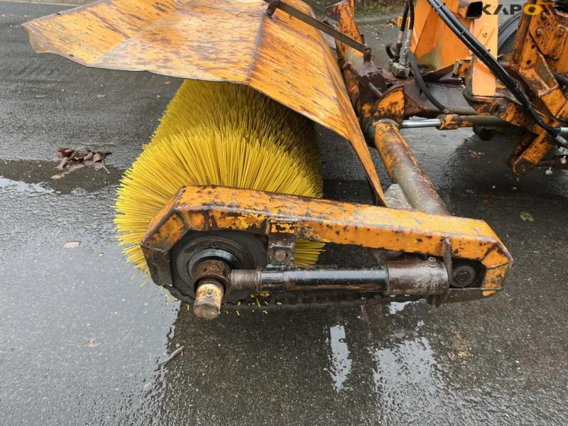 Valmet 405 tractor with broom 18