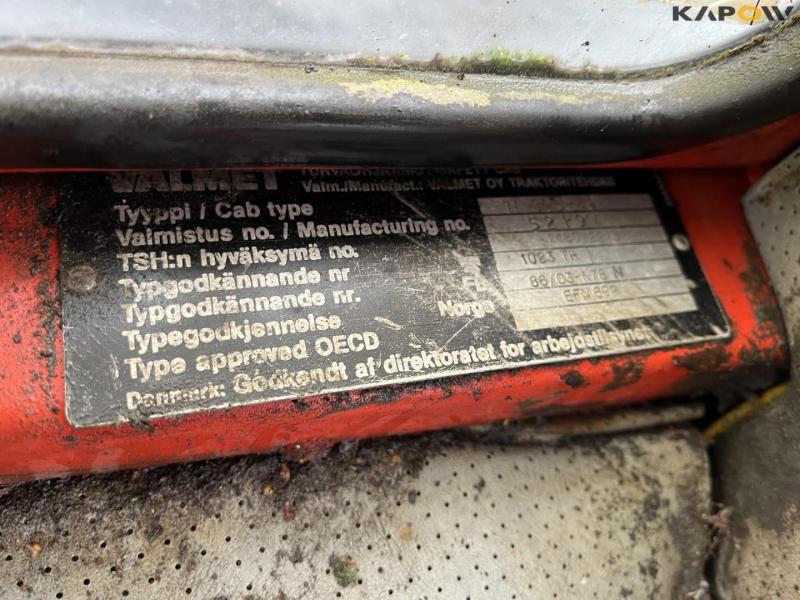 Valmet 405 tractor with broom 51